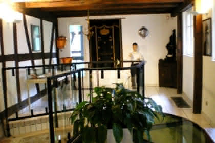 Vue d'ensemble du musée avec l'escalier<br>menant au miqvé<br>Musée du bain juif