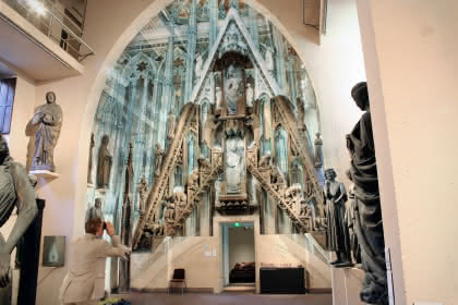 Gâble du portail central replacé sur la façade ouest de la cathédrale. Musée de l’Œuvre Notre-Dame © Inventive Studio
