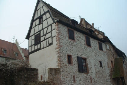 Ancienne maison de vignerons sur 5 niveaux nichée dans les Remparts de la ville de Riquewihr avec vue sur les vignes du Grand Cru Schoenenbourg