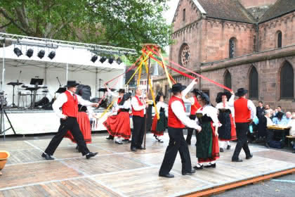 Danses Folkloriques alsaciennes devant l'eglise Saint Léger - Jeudis du terroir Guebwiller 2ATG