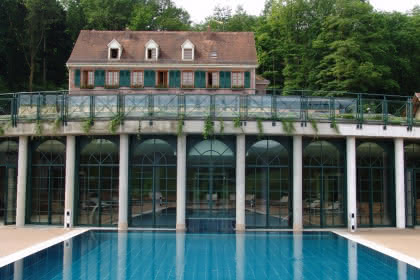 Terrasse et piscine extérieure du Spa les Violettes