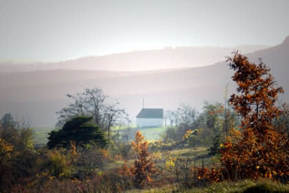 Vue de la chapelle du Bollenberg en automne © Vincent Schneider
